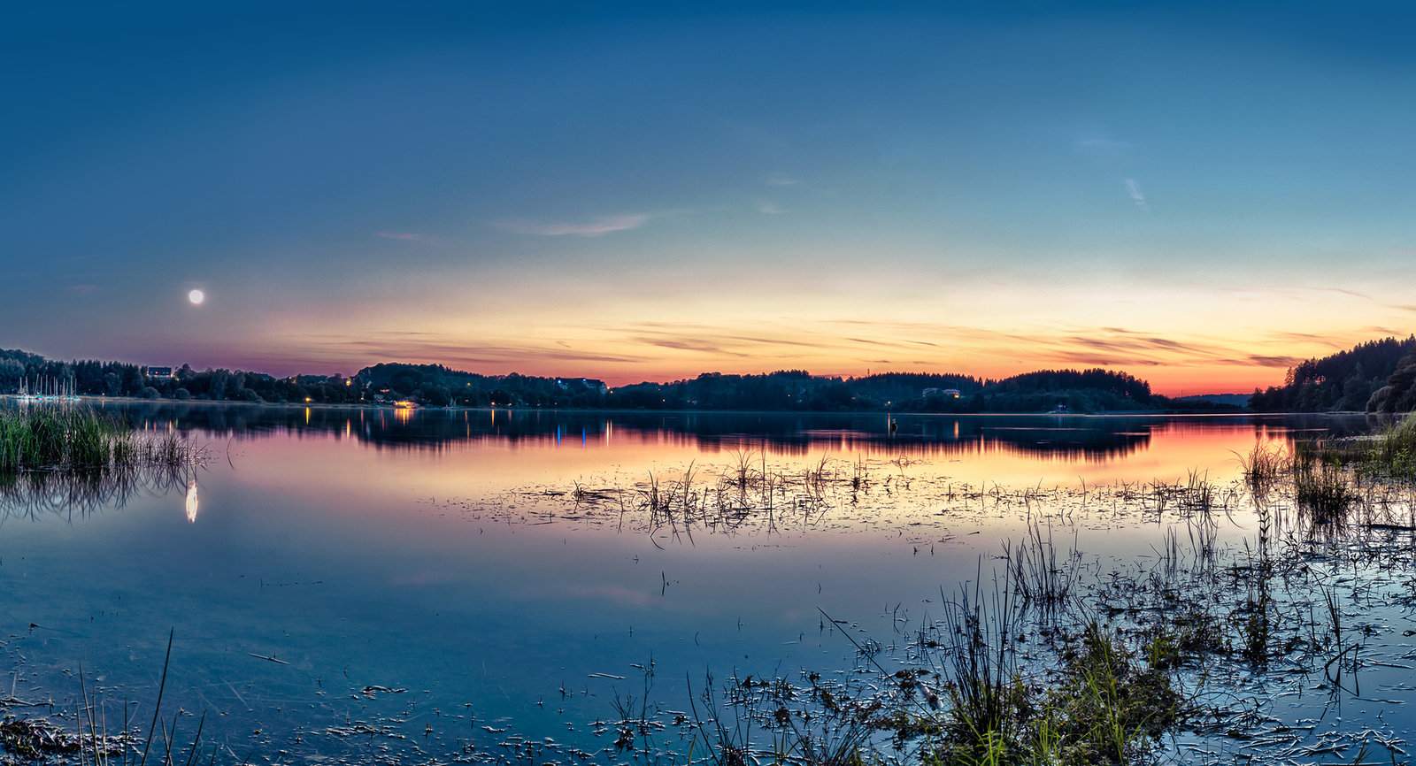 Abendpanorama der Brucher Talsperre mit Spiegelungen auf dem Wasser
