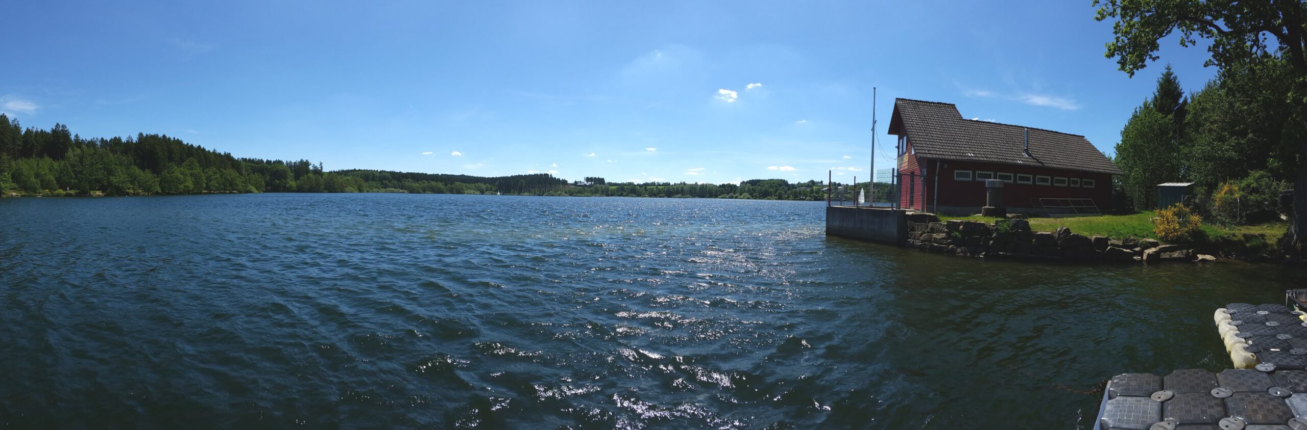 Wasser und Ufer der Brucher Talsperre bei schönem Wetter